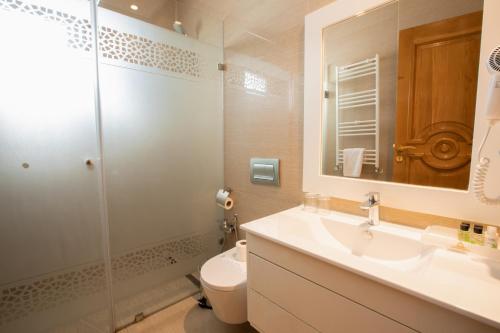 Un baño de The Penthouse Suites Hotel