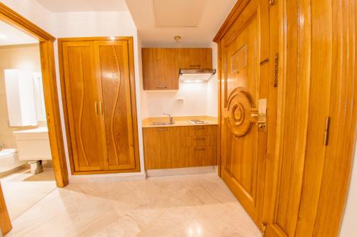 Un baño de The Penthouse Suites Hotel