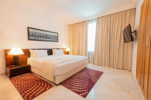 Cama o camas de una habitación en The Penthouse Suites Hotel