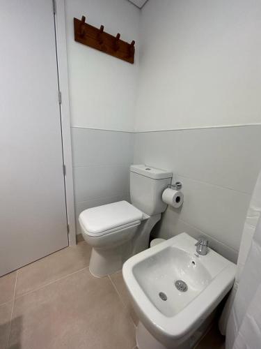 Ένα μπάνιο στο Apartamento céntrico con garage