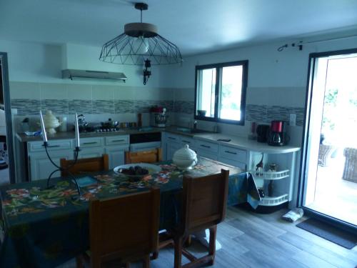 eine Küche mit einem Tisch und einem Esszimmer in der Unterkunft Le volcan in Rochefort