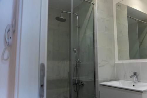 Bilik mandi di Spacious Studio at Embassy Gardens
