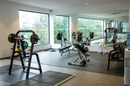 Pusat kecergasan dan/atau kemudahan kecergasan di Spacious Studio at Embassy Gardens