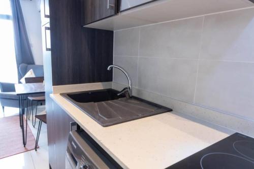 Dapur atau dapur kecil di Spacious Studio at Embassy Gardens