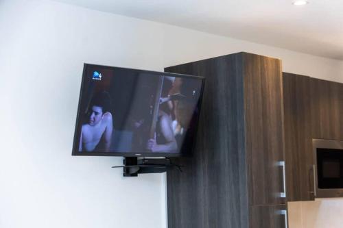 Televisyen dan/atau pusat hiburan di Spacious Studio at Embassy Gardens