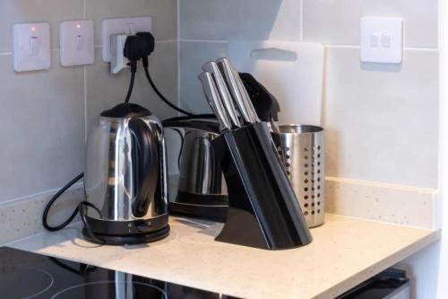 Kemudahan buat kopi dan teh di Spacious Studio at Embassy Gardens