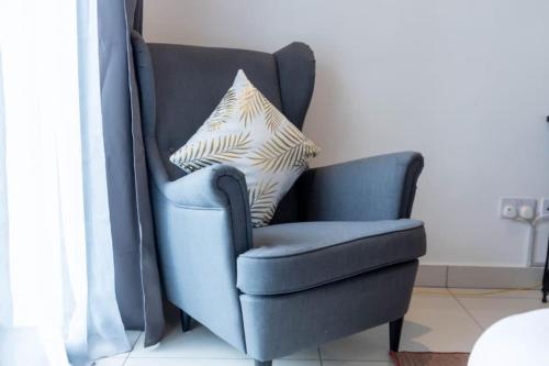 Ruang duduk di Spacious Studio at Embassy Gardens