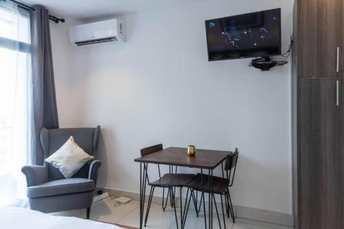 Televisyen dan/atau pusat hiburan di Spacious Studio at Embassy Gardens