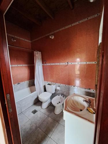 uma casa de banho com um WC, um lavatório e uma banheira em Mi Lugar em Gómez