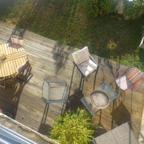 an overhead view of a patio with chairs and a table at Appartement indépendant in Saint-Gildas-de-Rhuys
