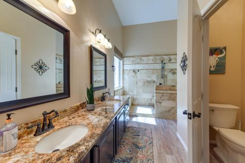 Bilik mandi di Private Pool and Patio Family Retreat in Mesa