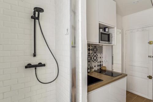 Bilik mandi di Small comfortable studio near Eiffel Tower