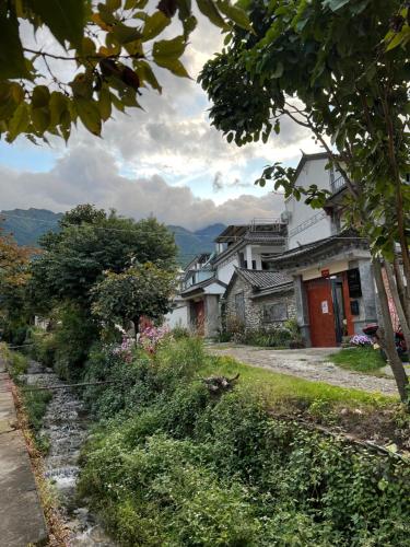 une vue sur une cour avec des maisons en arrière-plan dans l'établissement Monster B&B, à Dali