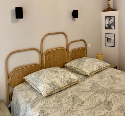 une chambre avec un lit avec deux oreillers dessus dans l'établissement JoliJoliette, terrasse, central, climatisé, WIFI , garage, à Marseille