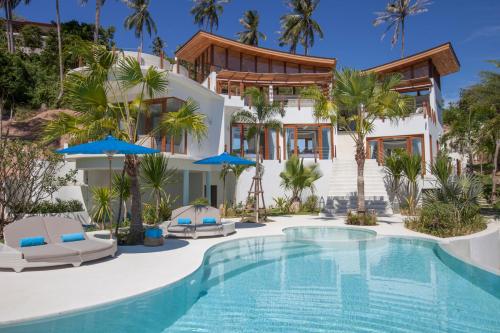 una villa con piscina di fronte a una casa di Full seascape luxury villa large outdoor area! a Ko Samui