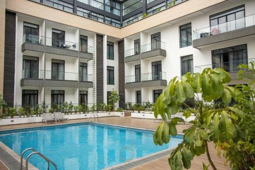 een zwembad voor een gebouw bij Special 1 Bed Apt W/pool View @Embassy Gard 70m2 in Cantonments