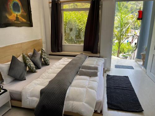 een groot bed in een kamer met een raam bij STAY SUKOON Best Resort in Rishikesh in Rishīkesh