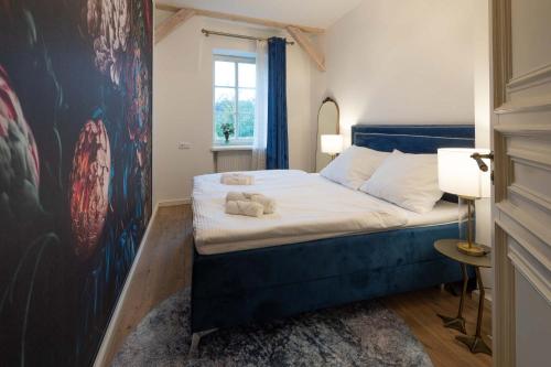 Un dormitorio con una cama con un osito de peluche. en Rezidence Palmbaum - luxury and relax, en Karlovy Vary