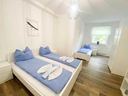 1 dormitorio con 2 camas y almohadas azules en Hotel Zur Linde 