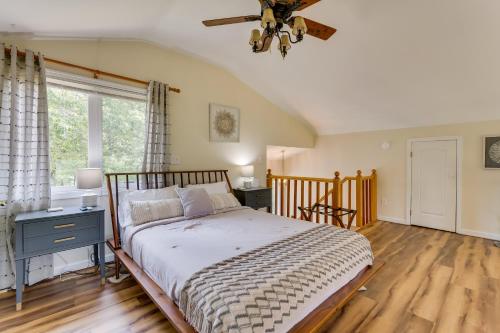 Un pat sau paturi într-o cameră la Breathtaking Marble Home on 5-Acre Hillside!