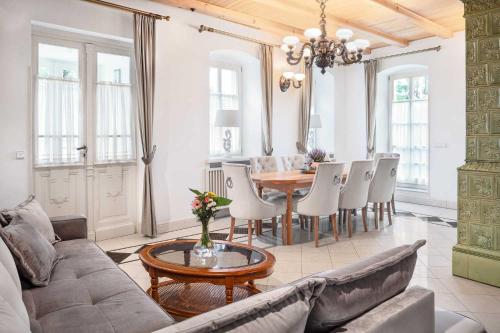 sala de estar con sofá, mesa y sillas en Rezidence Palmbaum - luxury and relax, en Karlovy Vary