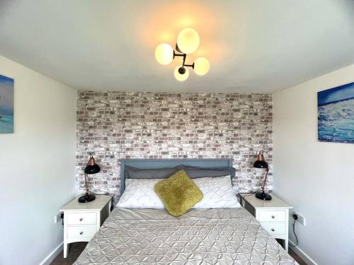 1 dormitorio con 1 cama con 2 mesitas de noche y 2 lámparas en Tumbleweed 2 en Dorchester