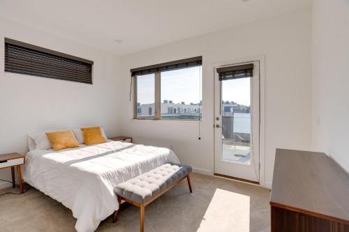 Tempat tidur dalam kamar di Sleek Philadelphia Retreat with Private Rooftop