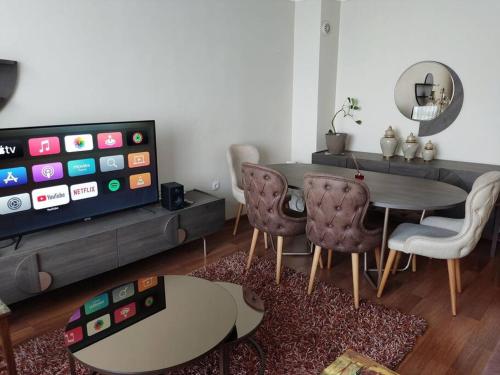 - un salon avec une table et une télévision dans l'établissement Rental Room in a shared apartment near the airport, à Basaksehir