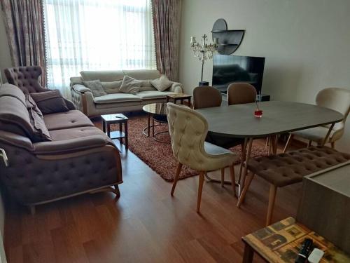- un salon avec un canapé et une table dans l'établissement Rental Room in a shared apartment near the airport, à Basaksehir