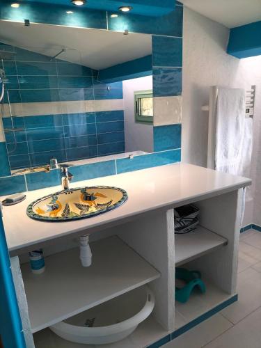 une salle de bain avec un lavabo et un miroir dans l'établissement Lou Peiraverde, à Mons