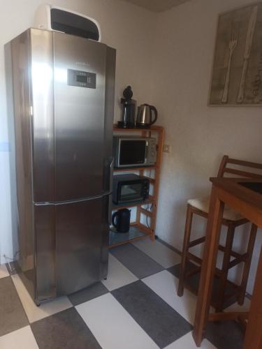 Hatzenport的住宿－Riesling，厨房配有不锈钢冰箱和微波炉。