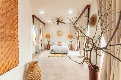 ein Schlafzimmer mit einem Bett in einem Zimmer in der Unterkunft Hotel Boutique de playa - Casa Solhu in Santa Marta