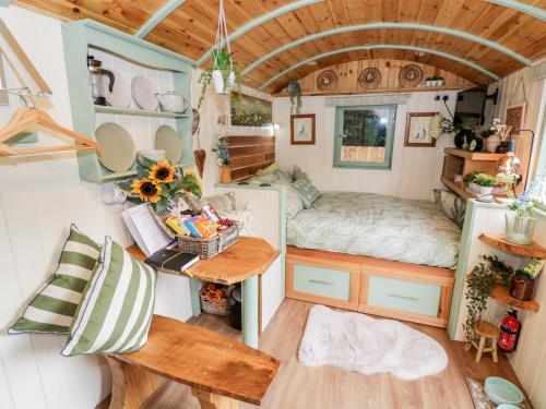 een kleine slaapkamer in een tiny house bij Cobblers Cabin in Northampton