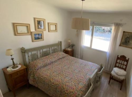 een slaapkamer met een bed en een raam bij Cabaña Caballeriza La Prestancia in Tandil