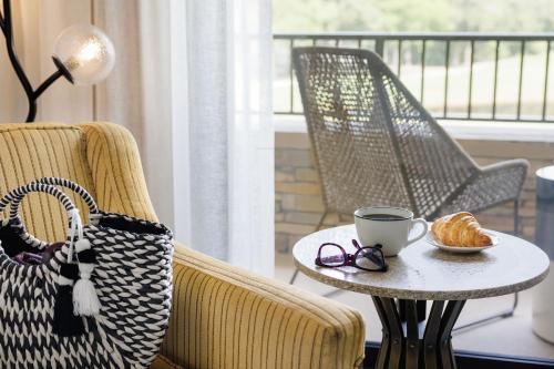 Ruang duduk di The Woodlands Resort, Curio Collection by Hilton