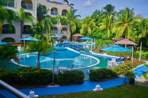 una vista della piscina del resort di Sunbay Hotel a Christ Church
