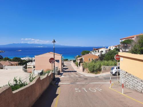 een lege straat met stopborden en de oceaan bij Case Vacanza Santa Teresa Gallura in Santa Teresa Gallura