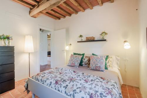 a bedroom with a large bed in a room at Casa Lucchese al Borghetto in Collodi