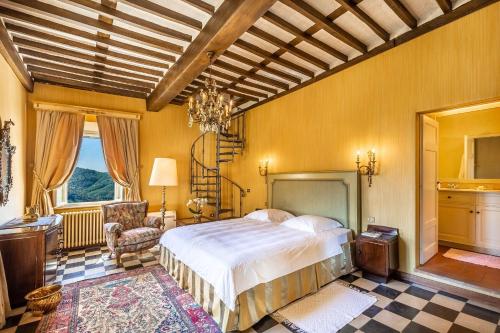 - une chambre avec un lit, une chaise et une fenêtre dans l'établissement Villa Igea, à Mastiano