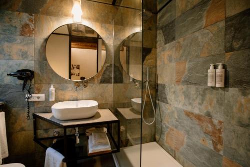 a bathroom with a sink and a mirror at Fagus - Relax Suites in Faicchio