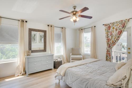 キーラーゴにあるSunny Key Largo Home with Golf Cart and Kayaksのベッドルーム1室(ベッド1台、シーリングファン付)