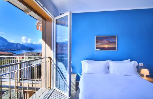 una camera con letto e balcone di Welcome Home Apartment a Lierna