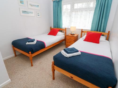 sypialnia z 2 łóżkami i oknem w obiekcie Brook Haven w mieście Saint Cleer