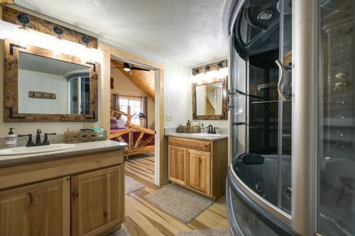 y baño con 2 lavabos y ducha. en Spacious and Quiet Pagosa Springs Cabin with Deck!, en Pagosa Springs