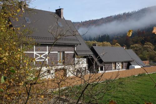 uma casa com uma montanha ao fundo em Villa Tukhlay em Tukhlya