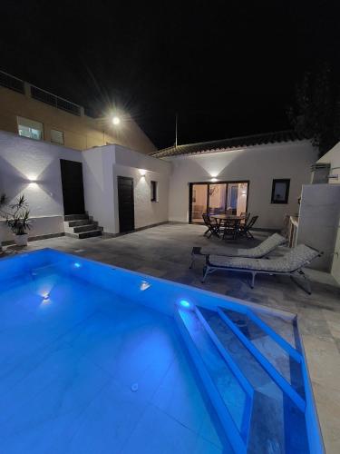 - une piscine dans une cour la nuit dans l'établissement La Casica, à Benijófar