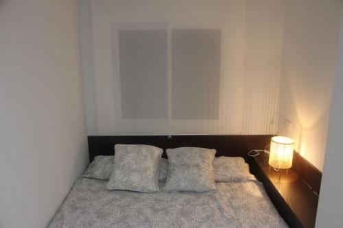 阿羅堡的住宿－Apartamento primera línea de mar，一间卧室配有一张带两个枕头的床