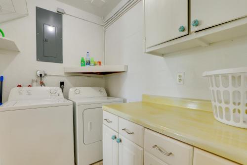 een keuken met witte kasten en een wasmachine en droger bij Pet-Friendly Port Charlotte Home with Canal Access! in Port Charlotte