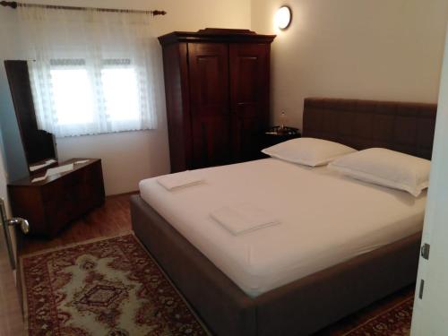 una camera con un grande letto e una finestra di Apartman Gordana a Trogir
