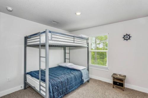 Giường trong phòng chung tại The White Sand House